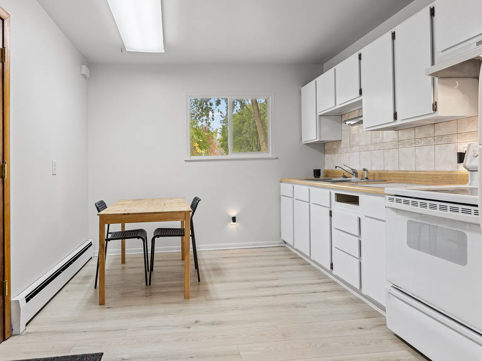 2 bed, 800 sqft, $1,600 — Photo 2