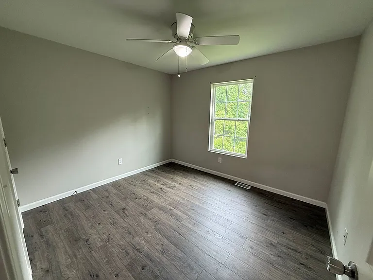 842 Lakeway Dr — Photo 9