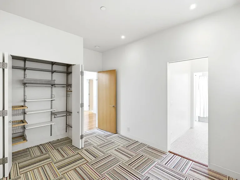 1076 S Van Ness Ave — Photo 33