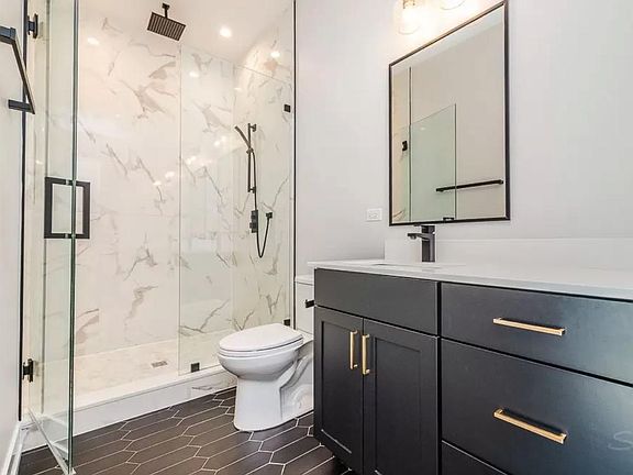 3rd image of 2034 N Avondale Ave #3N