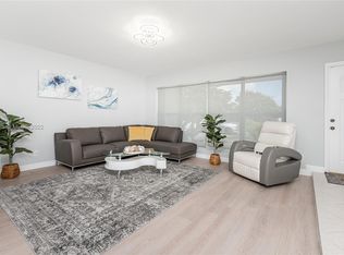 810 S Rainbow Dr, Hollywood, FL 33021