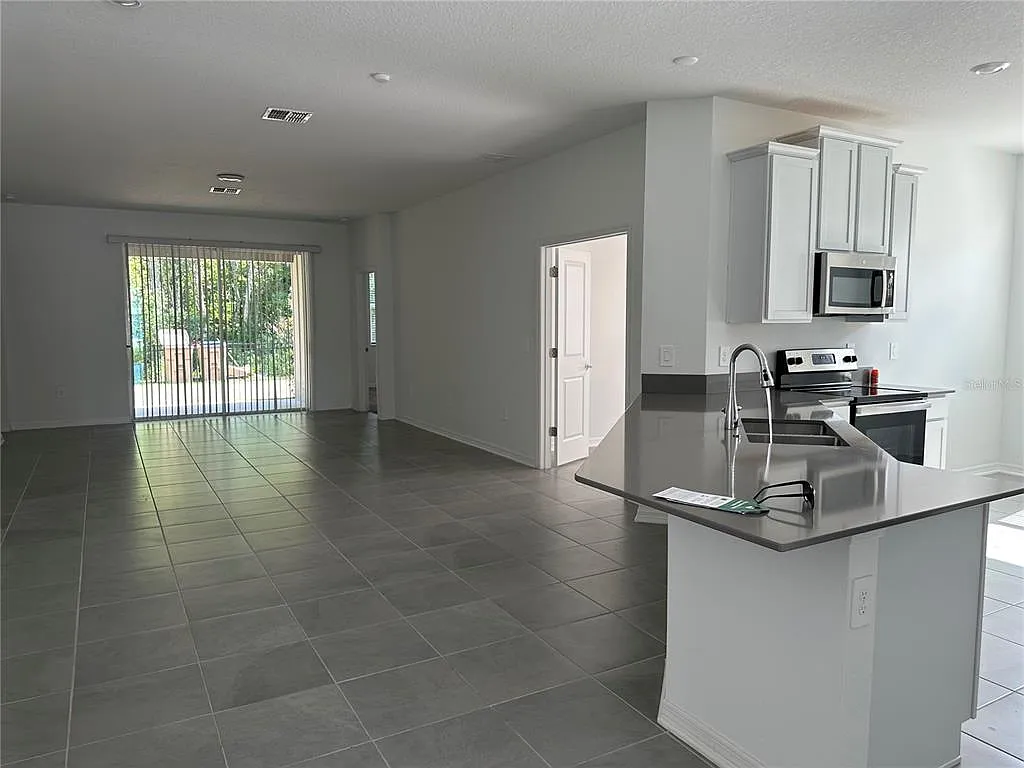 3 bed, 2.0 bath, 2115 sqft, $2,500 — Photo 3