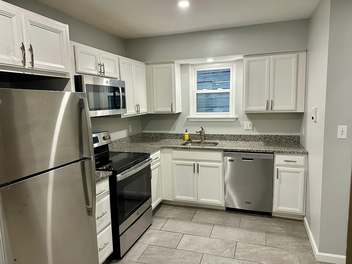 Building Photo - 5144 Butler St #2