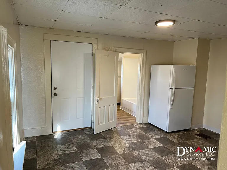 612 W 11th St | Tenant Pays Electric Only — Photo 5