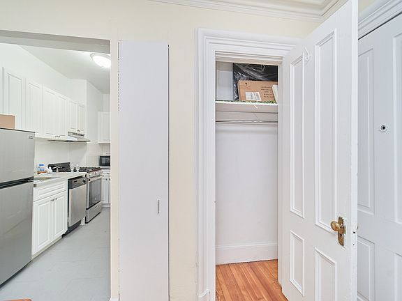 4th image of 25 E 38th St APT 4R