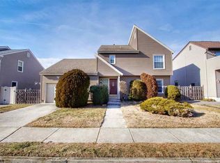 4 Baycrest Dr, Margate, NJ 08402