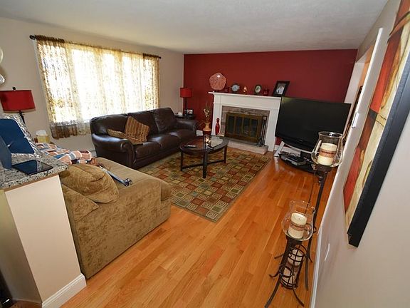 5th image of 33 Green Acres Dr