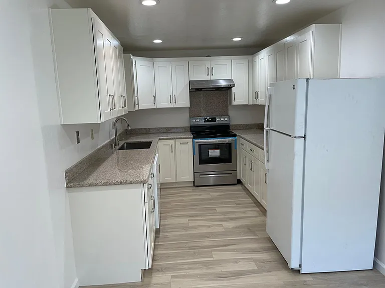 214 N Bayview Ave — Photo 1