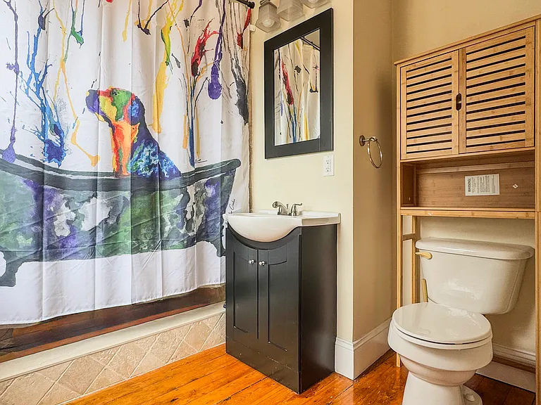 En-suite primary bathroom