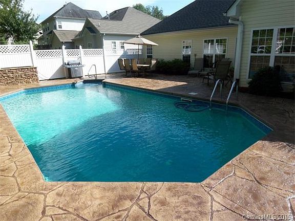 2nd image of 983 Pinkney Pl