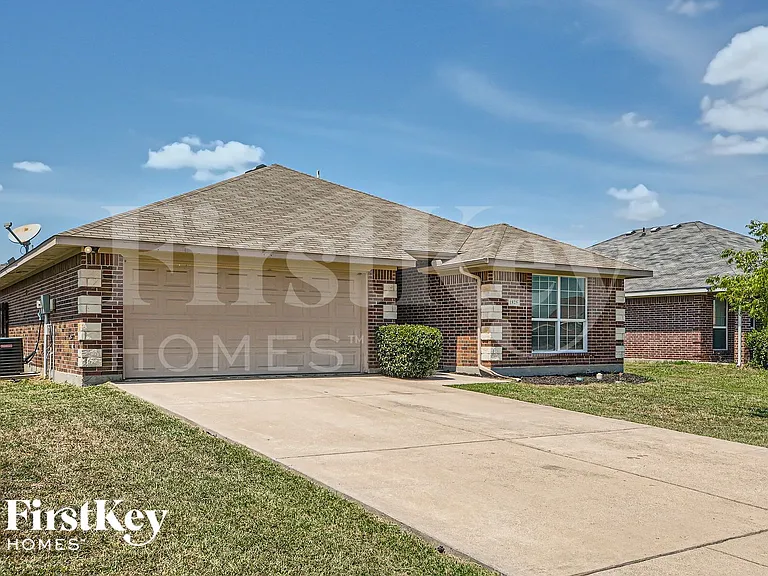 1825 Ridgecrest Dr — Photo 2