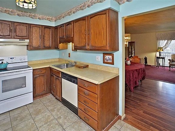 3rd image of 202 Williamsburg Ln