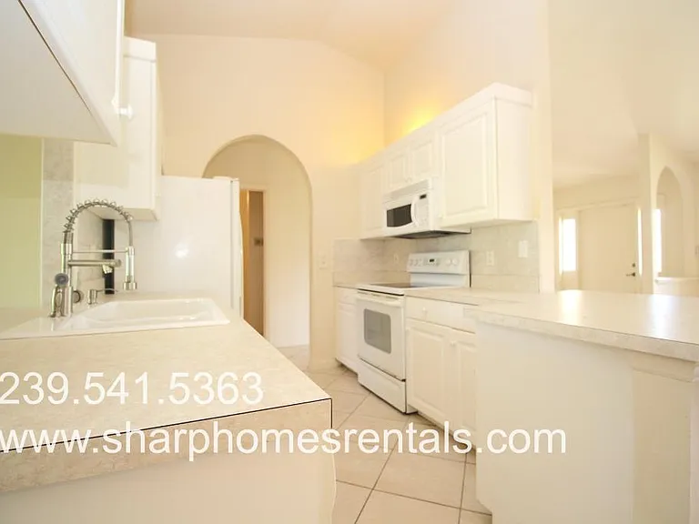 1816 SW 38th Ter — Photo 9