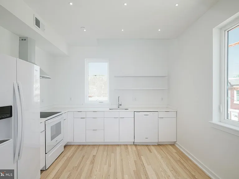 1842 E Harold St #4 — Photo 2