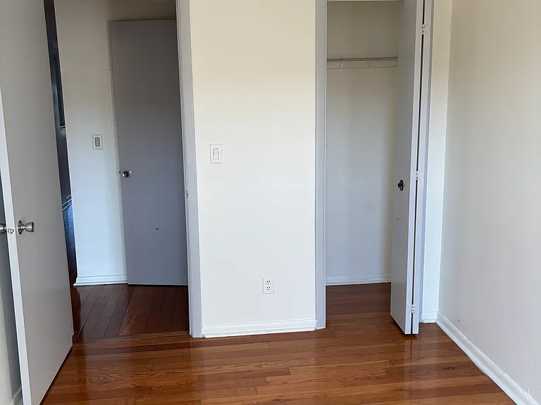 896 Longwood Ave — Photo 9