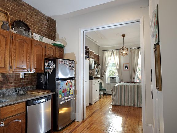 5th image of 933 Willow Ave APT 1R