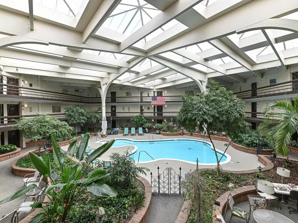 5200 S Tuckaway BOULEVARD #240, Greenfield, WI 53221