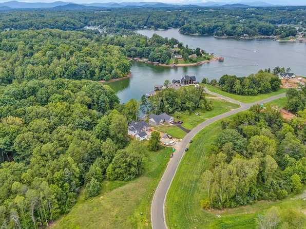 27 Bridgewater Grande Dr, Moneta, VA 24121