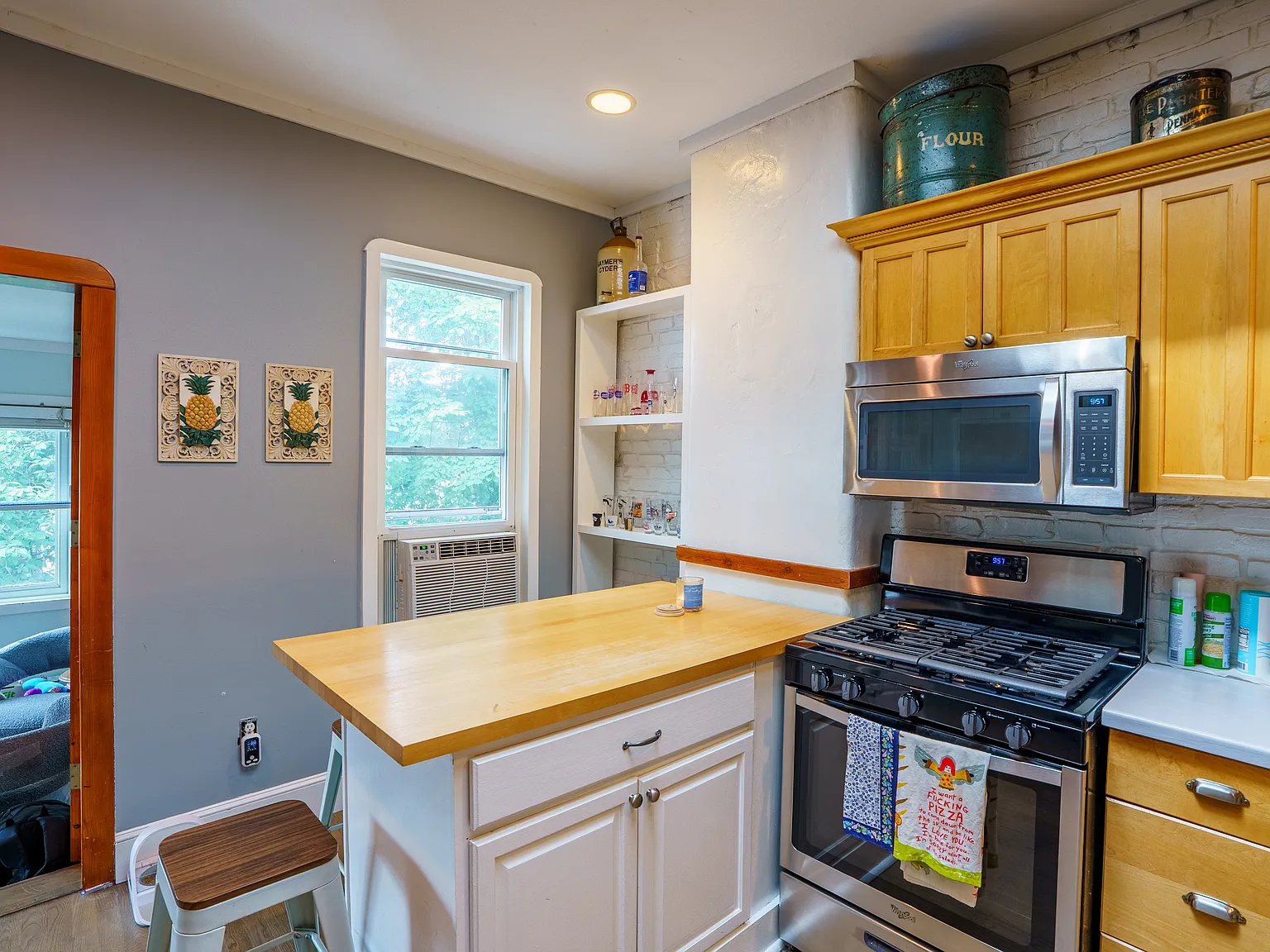 3 bed, 1.0 bath, 1206 sqft, $5,000 — Photo 3