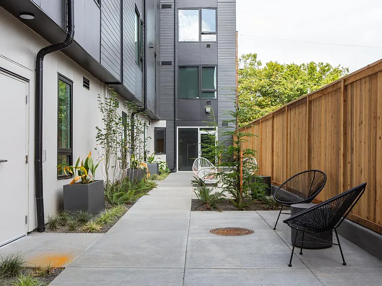 505 Dekum Apartments — Photo 22