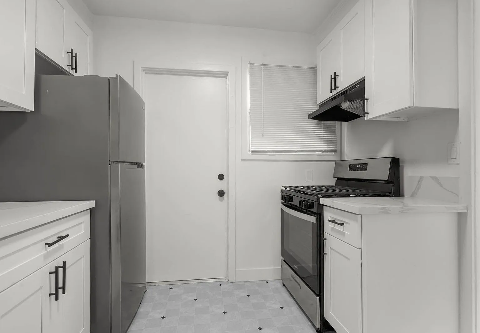 1 bed, 1.0 bath, 700 sqft, $1,656 — Photo 2
