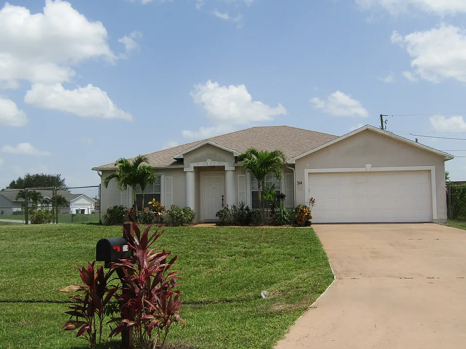 314 SW Log Dr