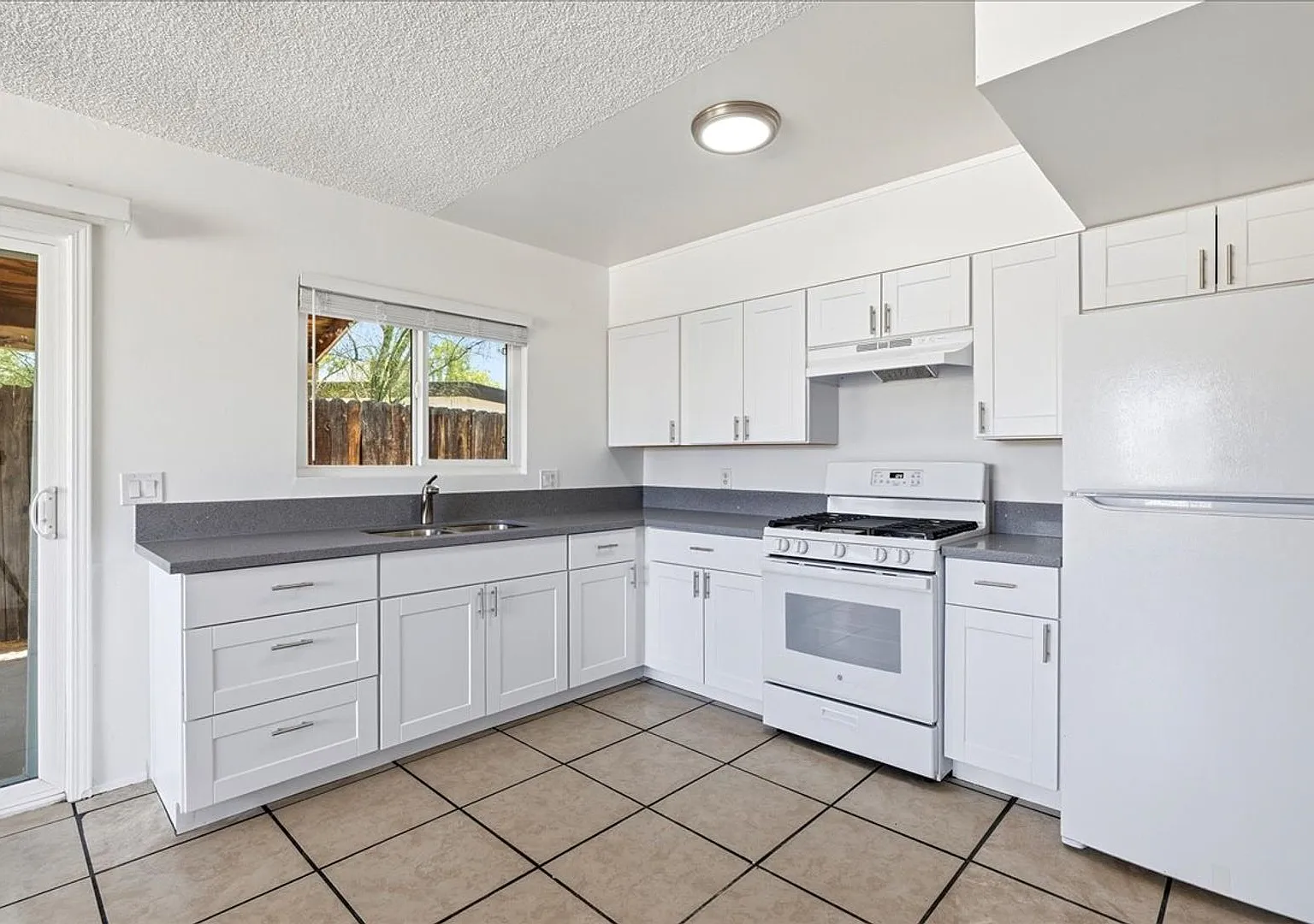 511 S. Desert View Drive — Photo 3