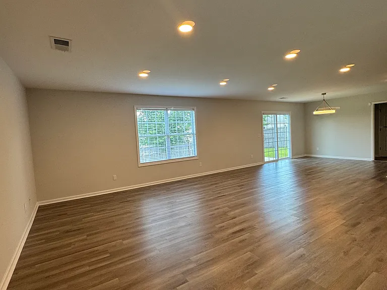 531 Mansfield Ln — Photo 8
