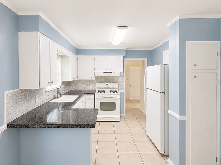 103 Hanover Dr — Photo 3