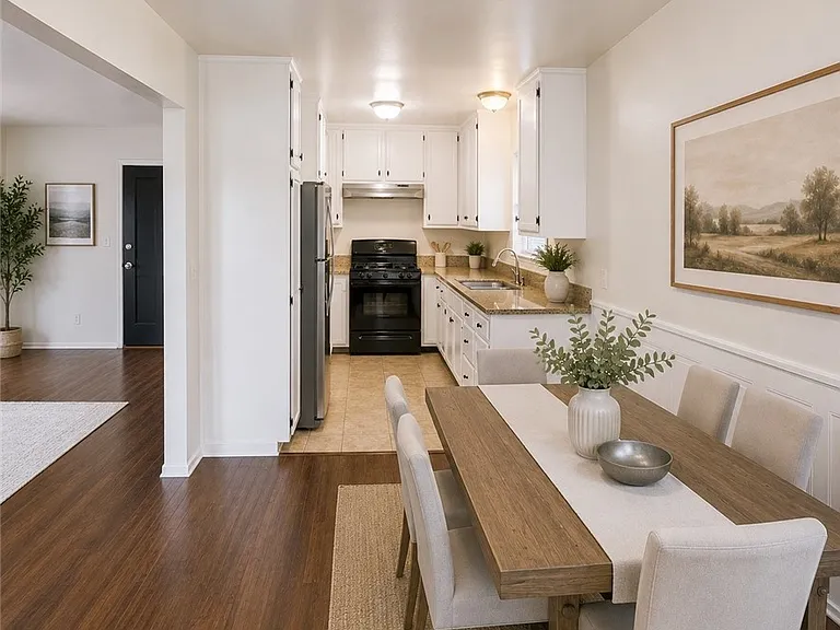 218 E Hyde Park Blvd — Photo 2