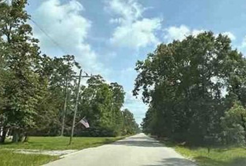 Exterior Neighborhood (street photo)