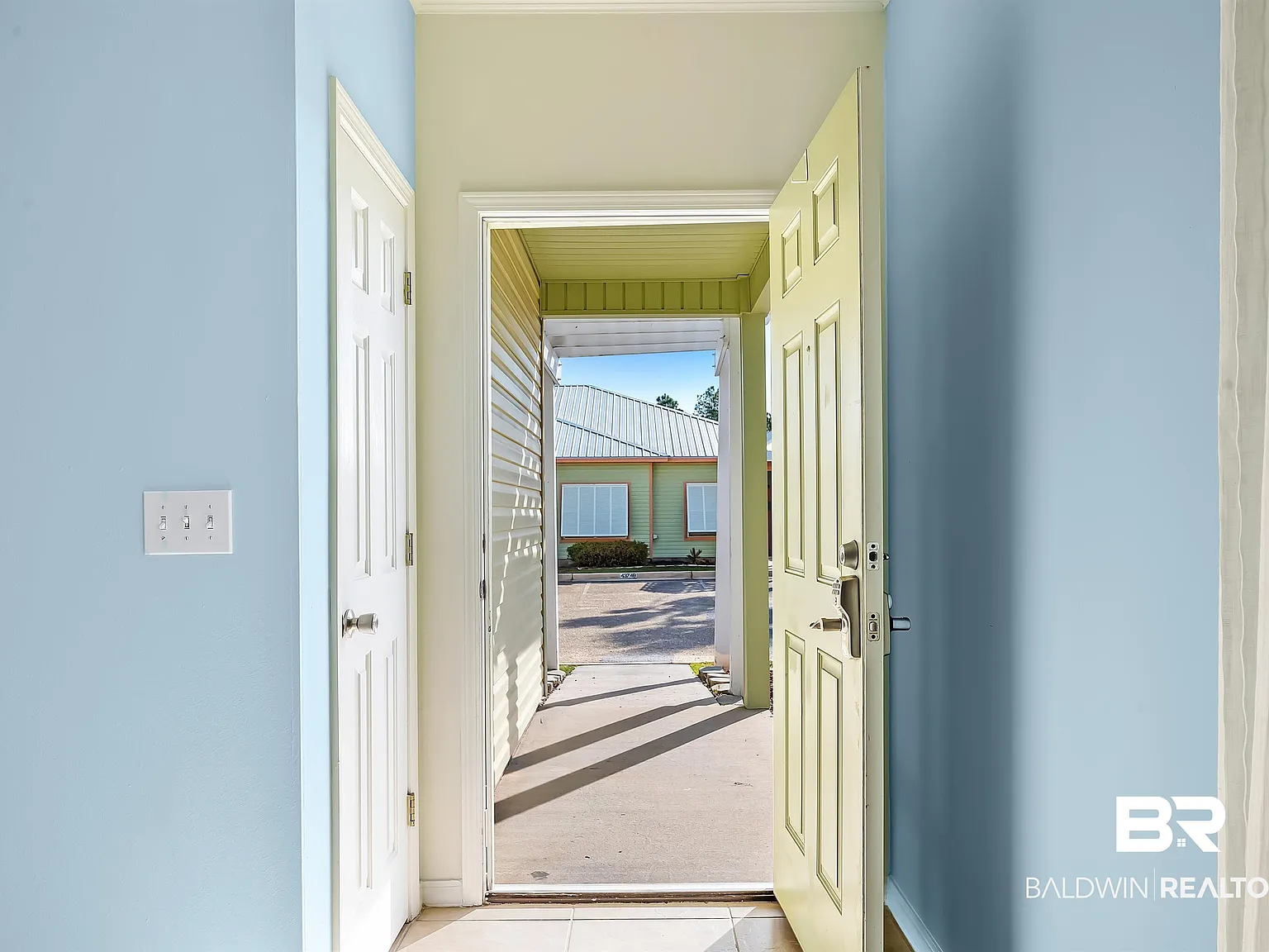 3 bed, 2.0 bath, 1126 sqft, $2,400 — Photo 2