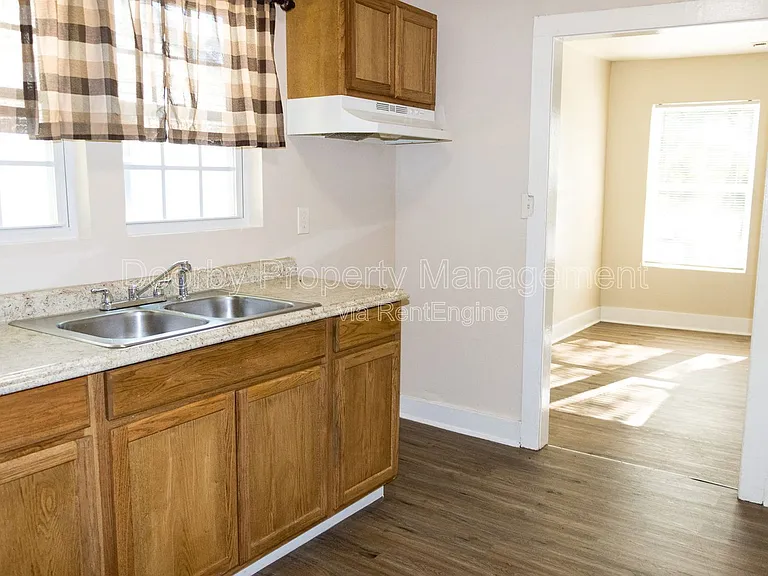 1503 E 18th St — Photo 6