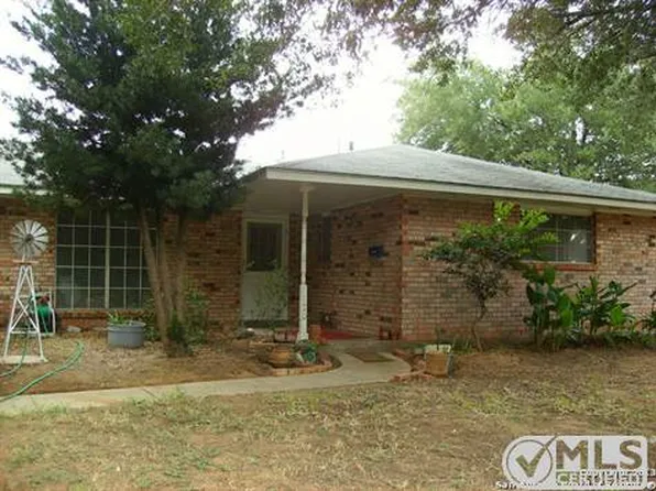 1120 Maia Dr, Pleasanton, TX 78064