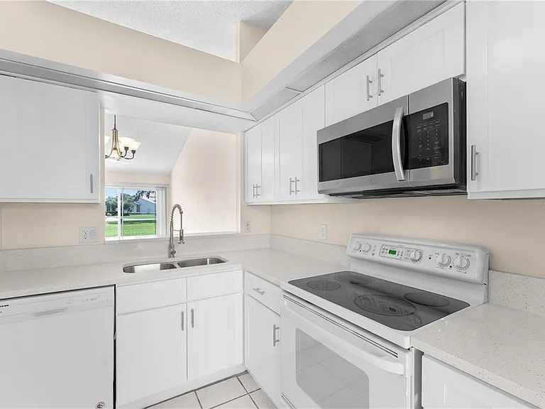 1113 Lucaya Cir — Photo 4