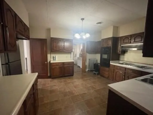 1676 S Parkway E — Photo 6
