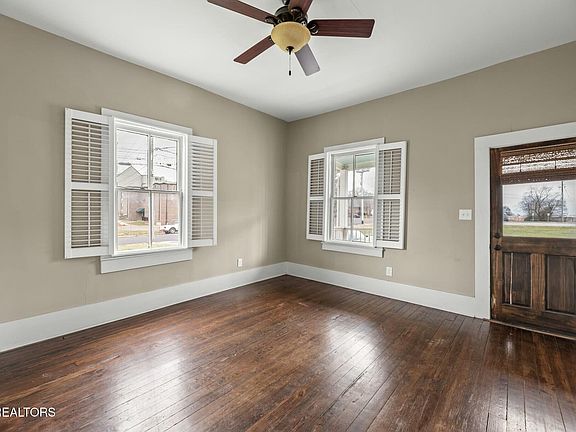 4th image of 205 NE Kern Pl