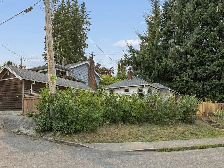 432 8th Ave E — Photo 1