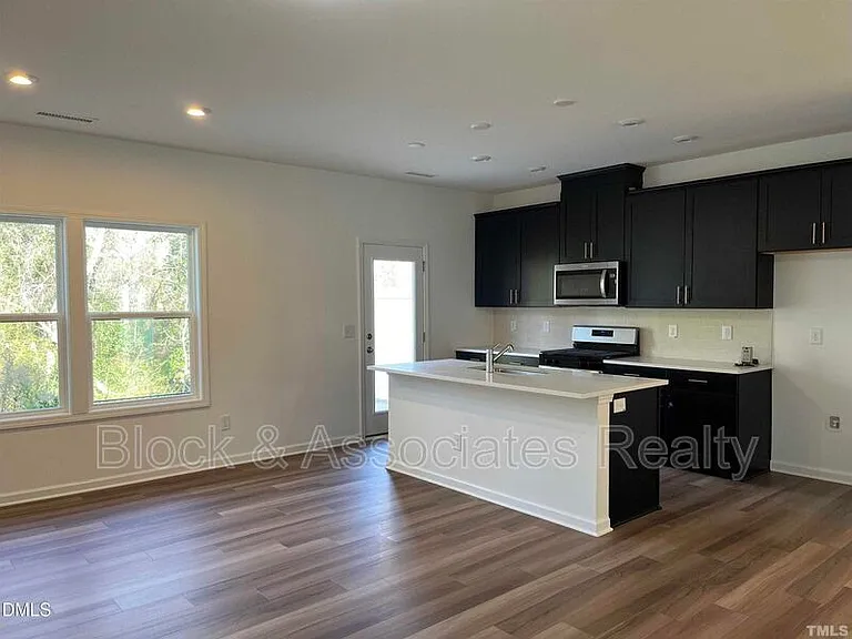 3303 Oak Pass Dr — Photo 2