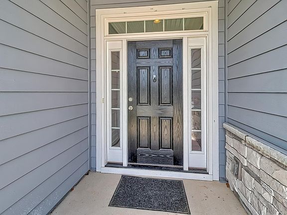 3rd image of 39 Silver Bluff Way