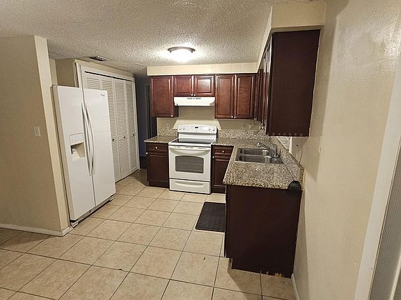 3rd image of 9116 Hunt Club Ln