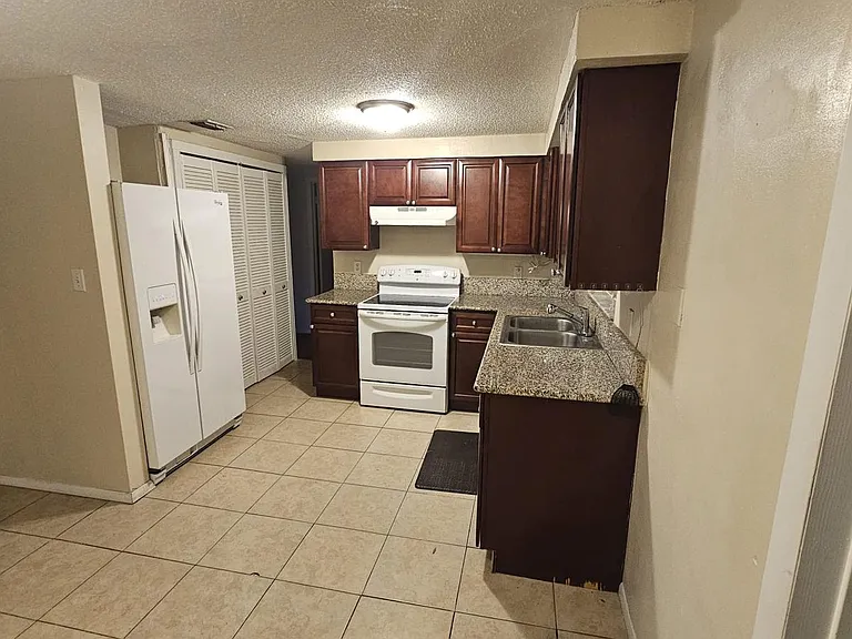 9116 Hunt Club Ln — Photo 3