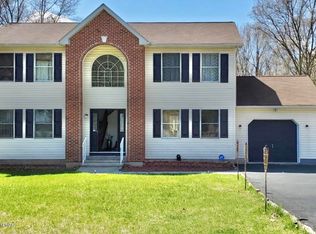 1212 Steele Cir, Bushkill, PA 18324