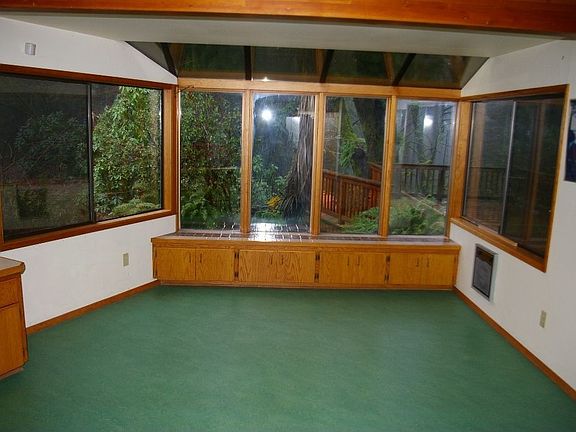 Large atrium nook with beautiful views of natural setting