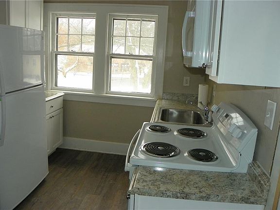 5th image of 1067 N Winton Rd
