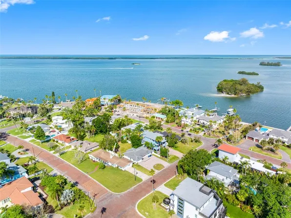 1794 Santa Barbara Dr, Dunedin, FL 34698