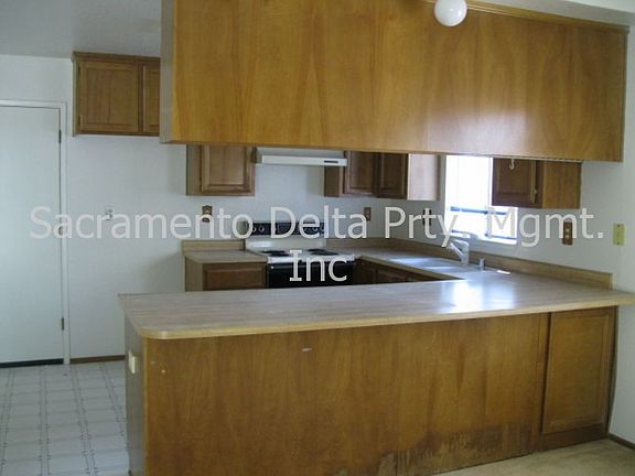 3rd image of 5 Bethesda Ct