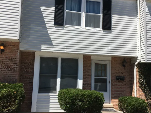 215 N Washington St APT E, Wheaton, IL 60187
