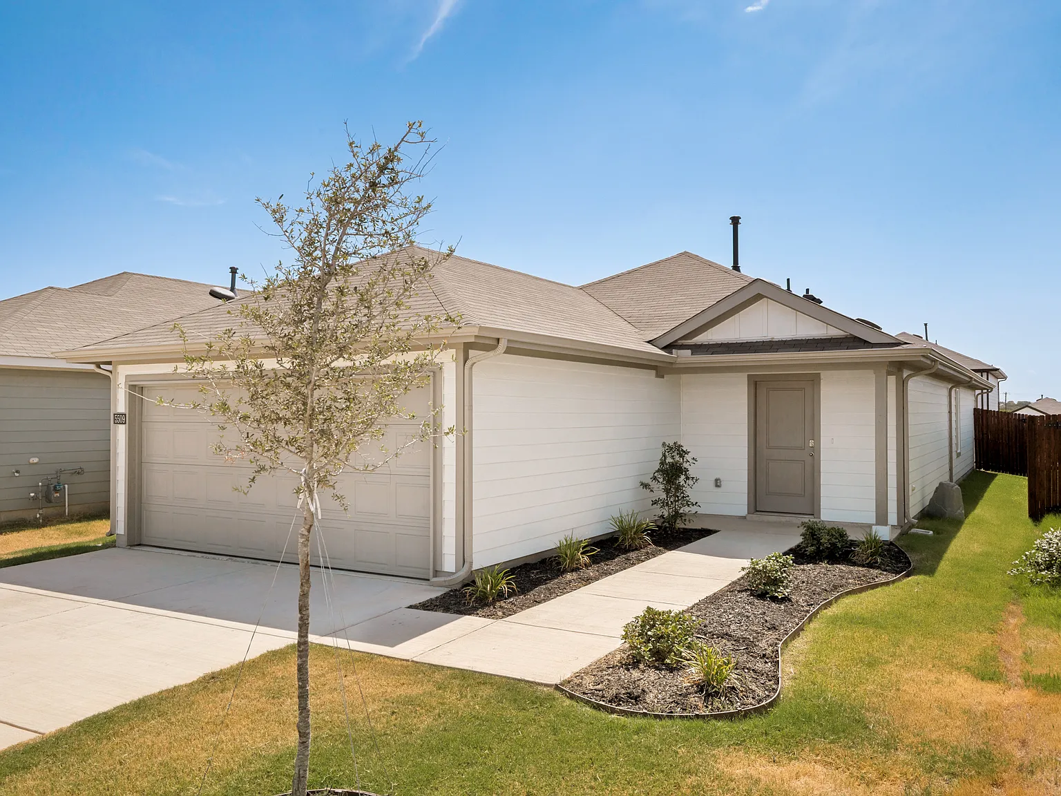 4 bed, 1570 sqft, $2,100 — Photo 3
