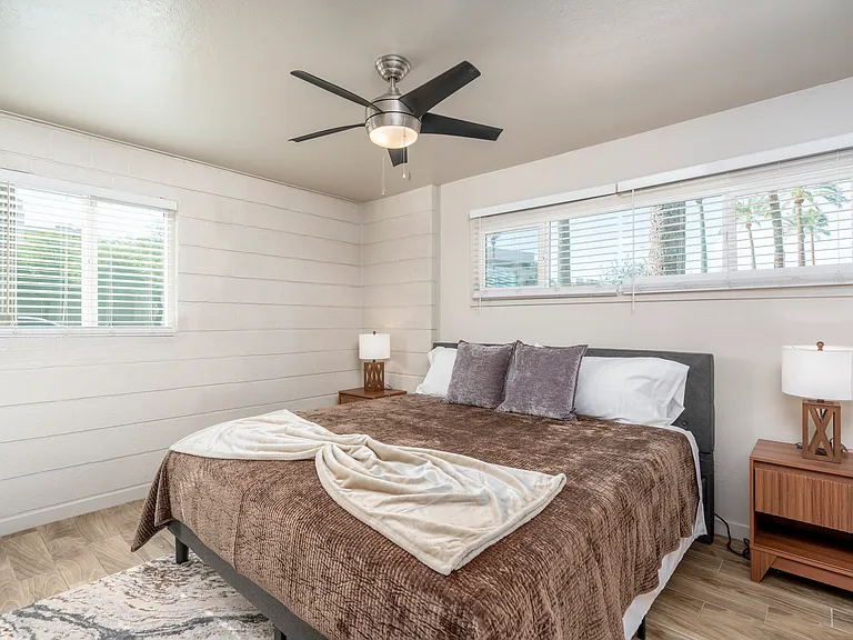 402 W Earll Dr #1 — Photo 5